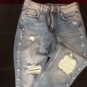 H&M DIVIDED SIZE 6 side pearls distressed jeans.